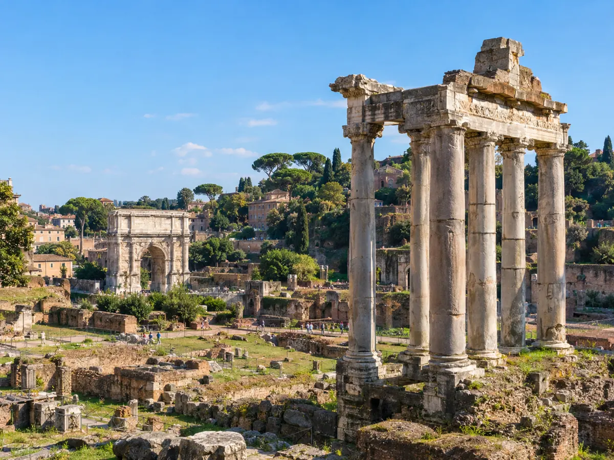 Korinthische Säulen eines Tempels im Forum Romanum, dahinter Ruinen und Pinien