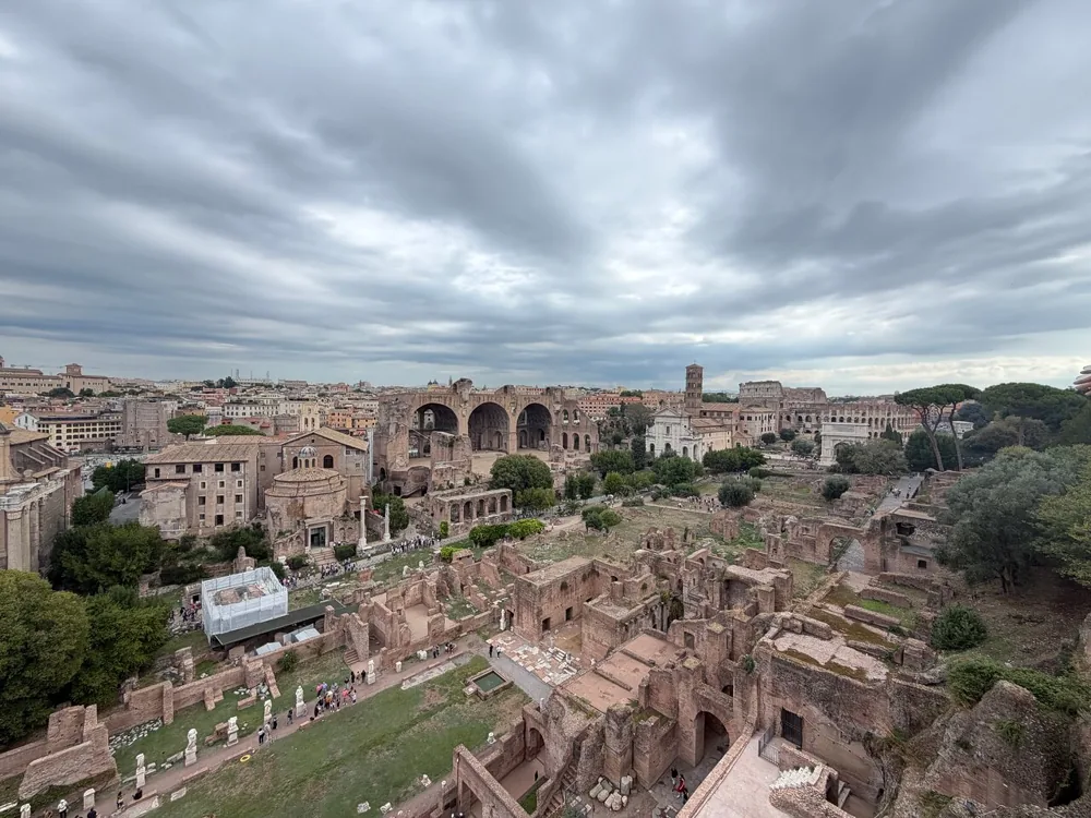 Das Forum Romanum von oben unter grauem, bewölktem Himmel