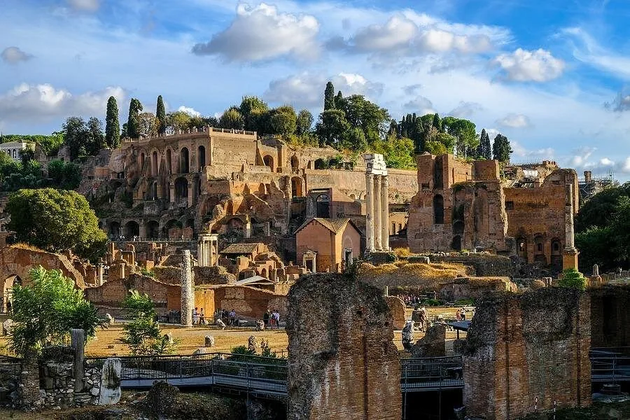 Der Hang des Palatins mit den Backsteinbögen der Domus Tiberiana, gesehen vom Forum Romanum