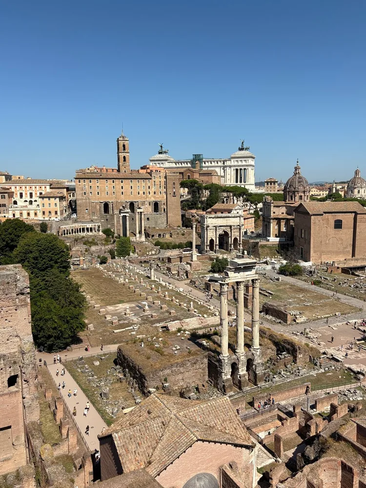 Das Forum Romanum von der Kapitolseite gesehen, mit Blick zum Palatin