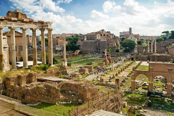 Die Säulen des Saturntempels über den Ruinen des Forum Romanum