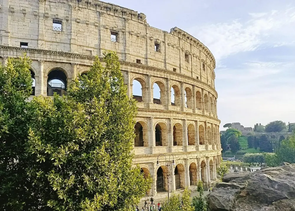 Die Außenseite des Kolosseums, gesehen von der Piazza del Colosseo